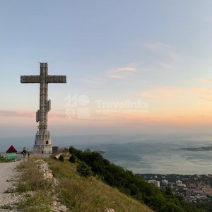 Крест, Пуп земли и Чайная полка