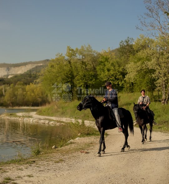 Прогулка на лошадях к озеру Церковному (1,5 часа)