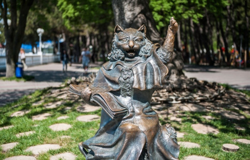 Скульптурная композиция "Кот ученый"