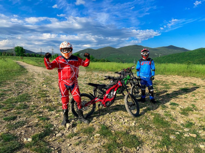 Галерея Поездка на озеро Грек на электробайке Sur-Ron #1